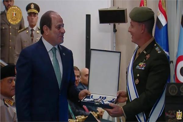 الرئيس السيسي خلال تلقي الوسام