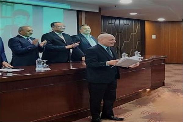 الدكتور حاتم نعام مدير التحرير خلال التكريم