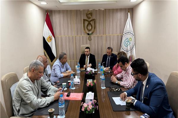اعضاء البرلمان في اجتماع  مع مدير فرع هيئة الرعاية