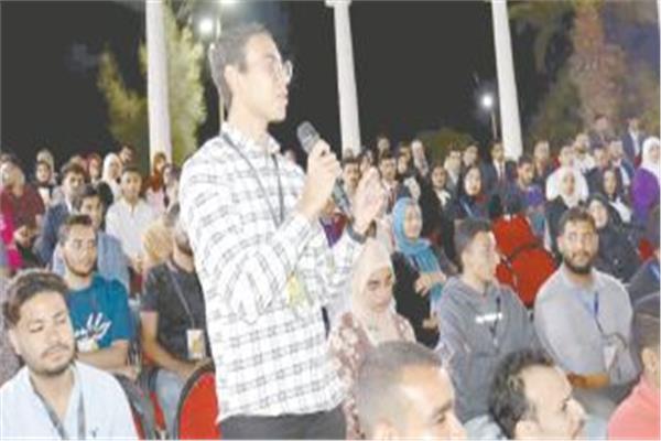 أحد الطلاب أثناء النقاش مع وزير التعليم العالى والفنان سامح حسين