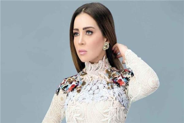 الفنانة مي عز الدين 