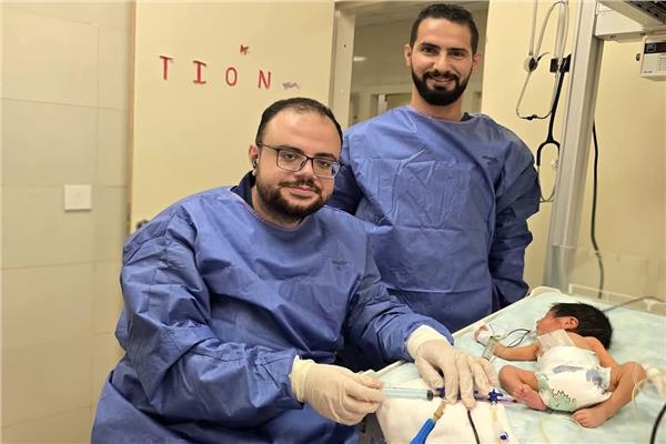 الفريق الطبي خلال تقديم الرعاية للرضيع