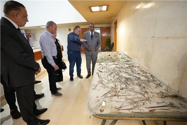 محافظ أسيوط يطلق مشروعاً رائداً لإعادة تأهيل 618 آلة جراحية