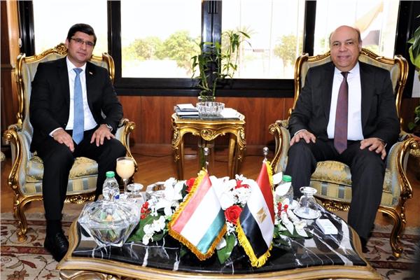وزير الطيران المدني يستقبل  سفير طاجيكستان بالقاهرة