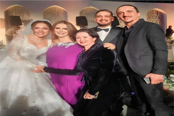  الفنانة مي نور الشريف في حفل زفاف الفنانة رنا رئيس
