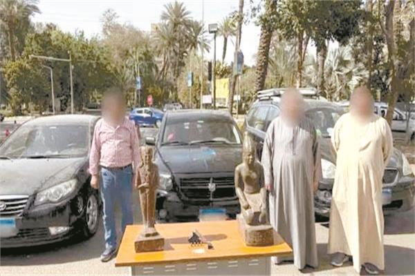 ضبط 3 أشخاص وبحوزتهم تمثالين مزيفين