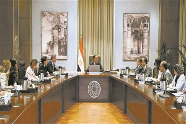 د. مصطفى مدبولي خلال لقائه الرئيس التنفيذى لشركة «فيزا» والوفد المرافق