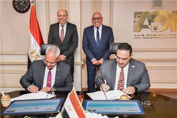 وزير الطيران المدني ورئيس الهيئة العربية للتصنيع يشهدا توقيع بروتوكول تعاون 