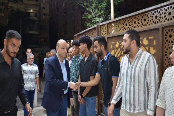 الإعلامي عمرو أديب في عزاء حماة محمد السبكي