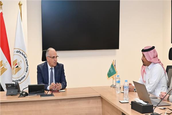وزير الري يلتقي ممثلي شركة حلول التقنية والتطوير السعودية