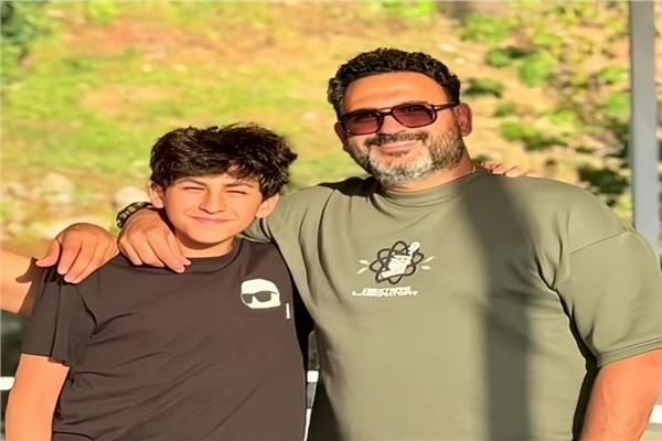 الفنان أكرم حسني نجله