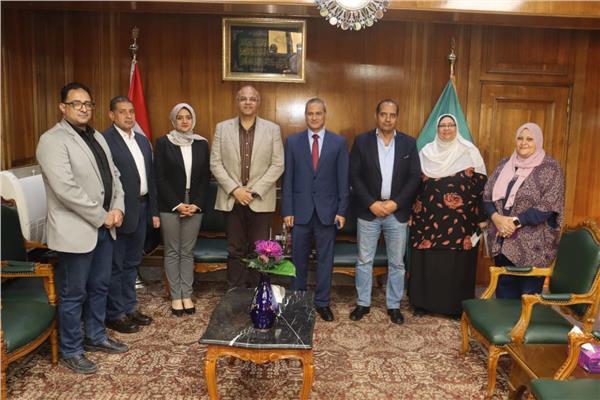 أيمن عطية محافظ القليوبية خلال توقيع البروتوكول