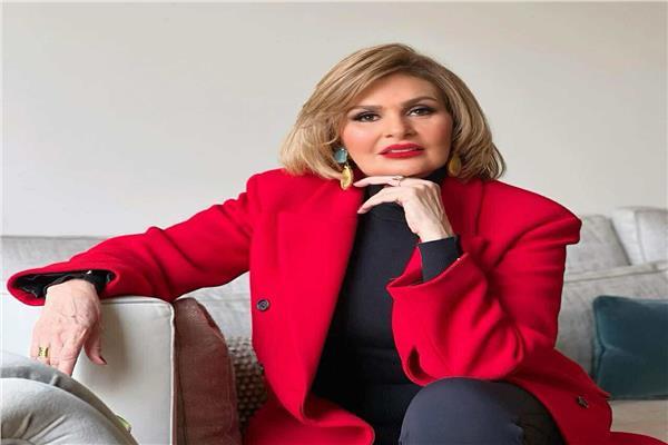 الفنانة يسرا