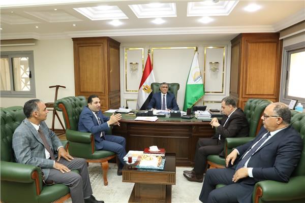 محافظ الجيزة يلتقي بأعضاء اللجنة العليا لتراخيص المحال