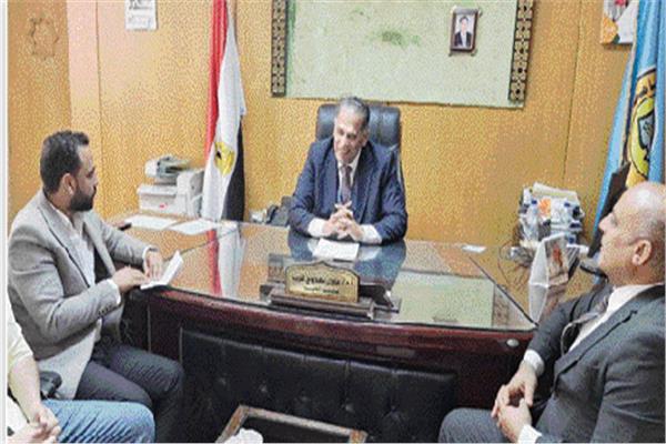 د. عادل غريب خلال حواره مع محرري اللواء الإسلامي
