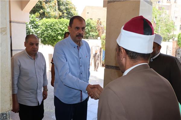 محافظ سوهاج يستمع إلى  مشاكل المواطنين عقب صلاة الجمعة 
