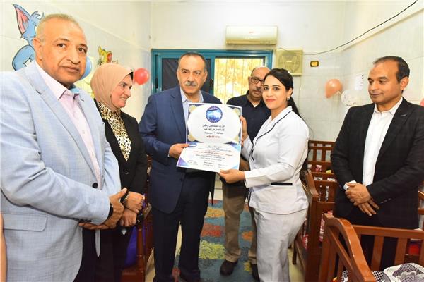 توزيع مساعدات لمركز الأطفال المعثور عليهم 