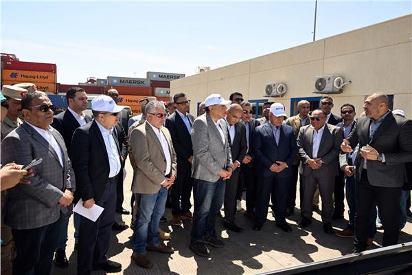 رئيس الوزراء خلال الجولة