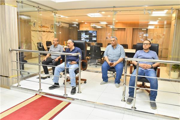 محافظ أسيوط يتابع من مركز السيطرة تنفيذ المرحلة الأولى