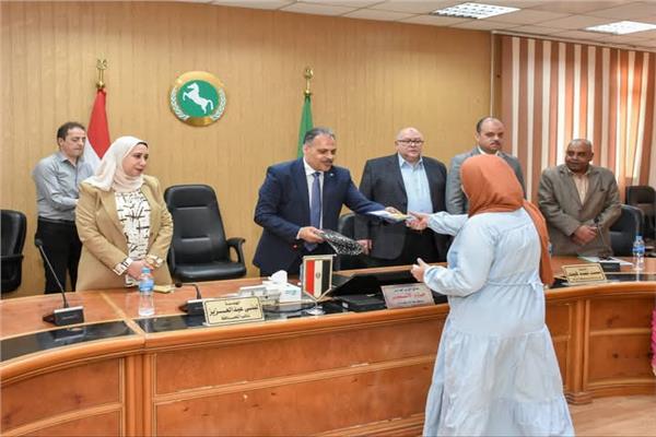 محافظ الشرقية يُسلم ملابس الإحرام والتأشيرات  لحجاج