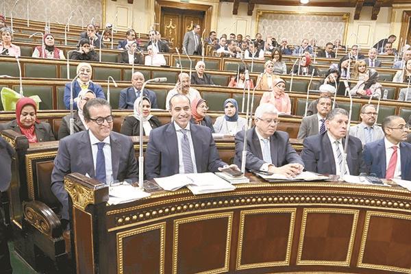 الوزراء خلال مناقشة قانون مزاولة مهنة الصيدلة   