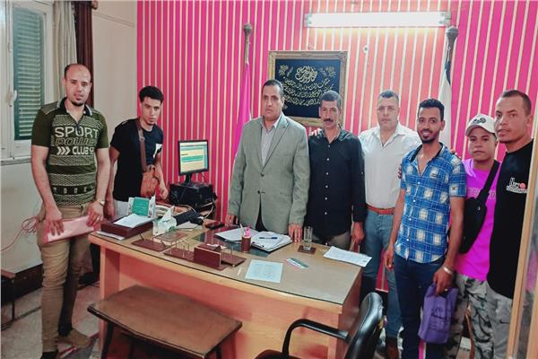 تسليم عقود عمل للشباب