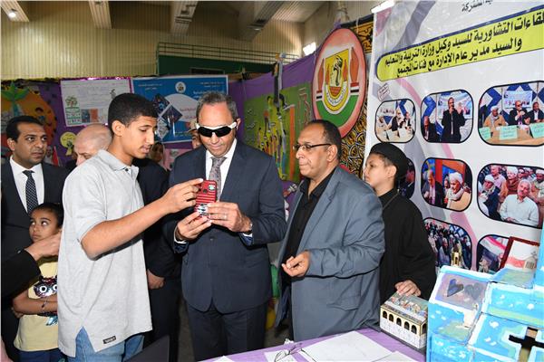 الدكتور خالد عبدالحليم، محافظ قنا خلال الجولة