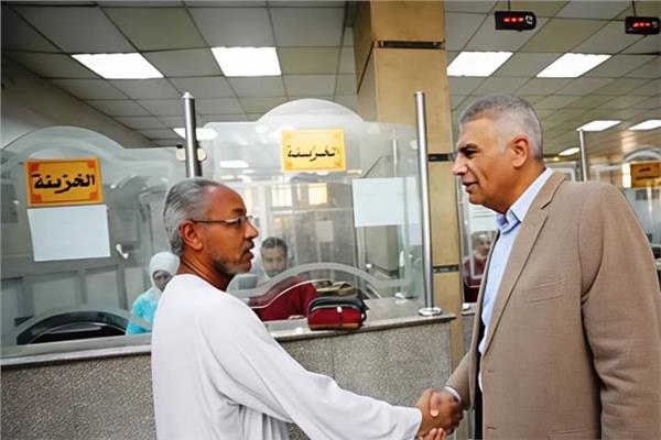 محافظ أسوان خلال الجولة
