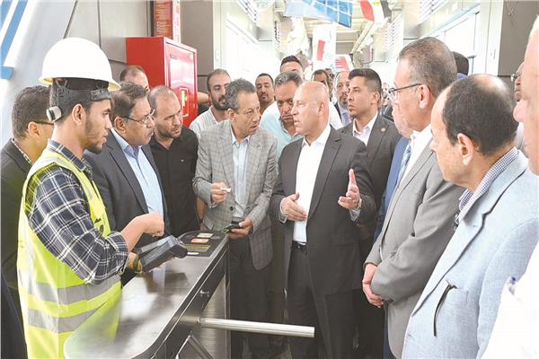 المهندس كامل الوزير خلال جولته بالمرحلة الأولى من مشروع الأتوبيس الترددى