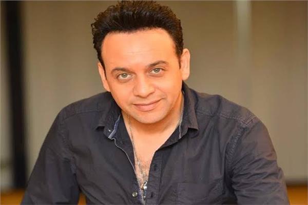 الفنان مصطفى قمر