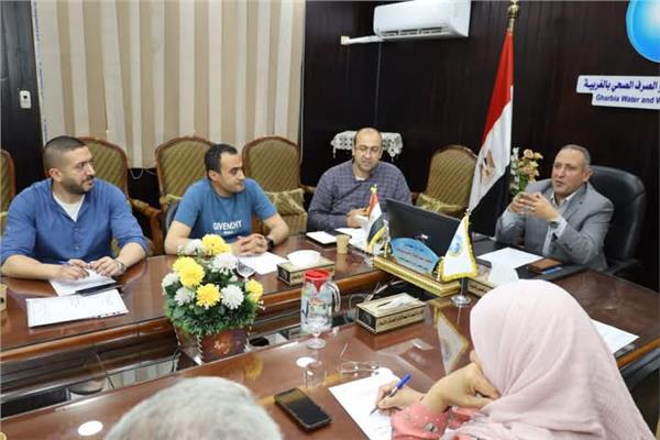 محمد عبد الفتاح خلال الاجتماع