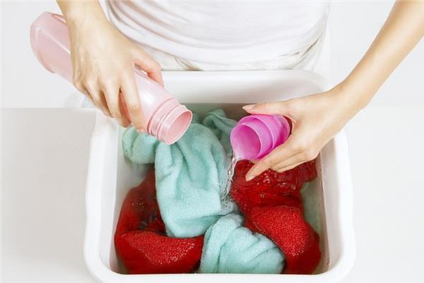 طرق إزالة البقع  في الملابس الناتجة عن مزيلات العرق