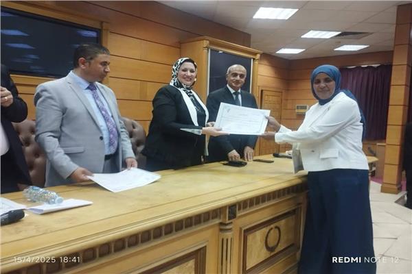 فازت فاطمة طايع عابد مدير مدرسة القرنه الابتدائية