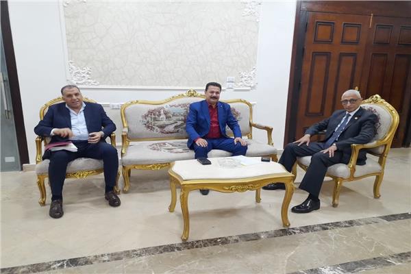 جانب من لقاء محافظ شمال سيناء مدير عام منطقة البريد