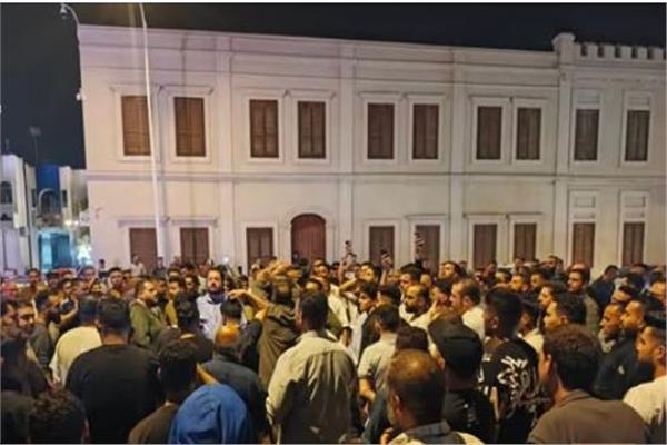 عشرات المتظاهرين يصلون إلى مبنى رئاسة الحكومة 
