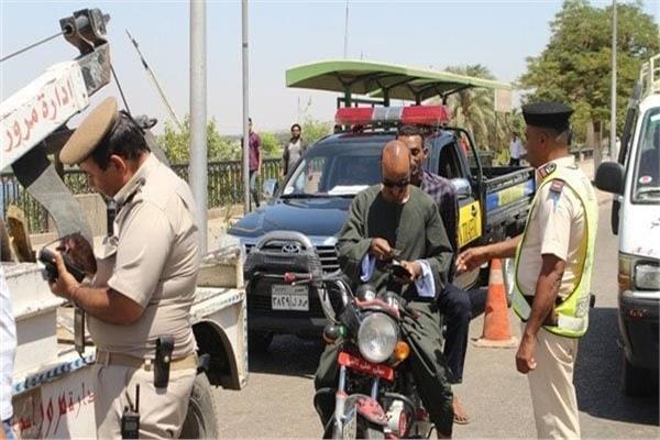 غير الملتزمين بارتداء الخوذة 