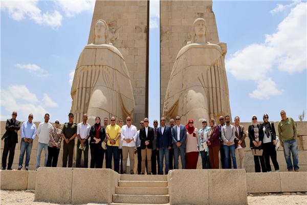  محافظ الإسماعيلية يتفقد موقع النصب التذكاري بجبل مريم  
