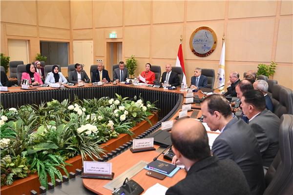 الوزير" يبحث آليات تقديم جمع المخلفات الصلبة من السفن العابرة لقناة السويس