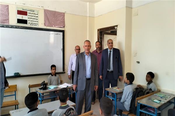 وكيل وزارة التعليم يواصل جولاته على بعض مدارس ديروط 