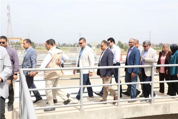 وزير الإسكان و محافظ الشرقية يتفقدان مشروع الصرف الصحي بقرية ميت جابر