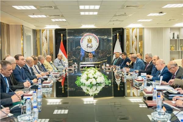 وزير الدولة للإنتاج الحربى يجتمع برؤساء مجالس إدارات الشركات