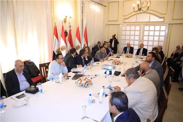 محافظ القاهرة يترأس اجتماع خطوات تنفيذية لاعادة إحياء وتشغيل محل جروبي بميدان طلعت حرب