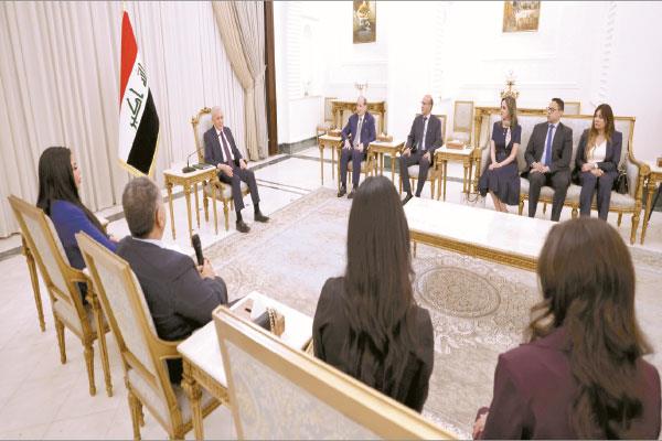 الرئيس العراقى خلال لقائه الوفد الإعلامى العربى قبل انطلاق القمة العربية غداً