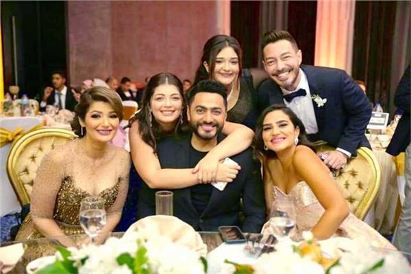 عائلة أحمد زاهر مع تامر حسني في إحدى المناسبات 