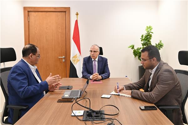 هانى سويلم وزير الموارد المائية والرى خلال الاجتماع