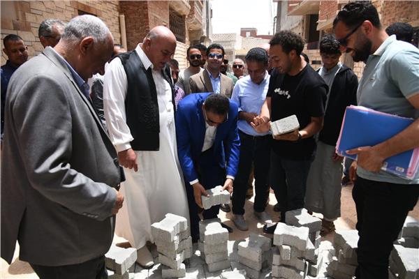 محافظ مطروح يتفقد أعمال تطوير مناطق عزبة العجارمة 