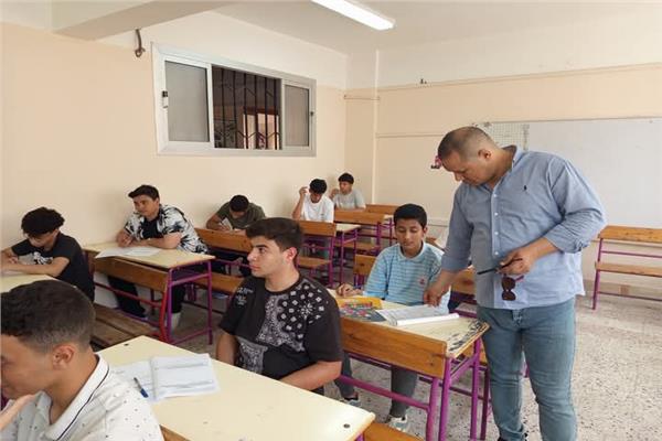 متابعة مكثفة لسير اختبارات اللغة الإنجليزية للصف الأول الثانوي بدمياط الجديدة