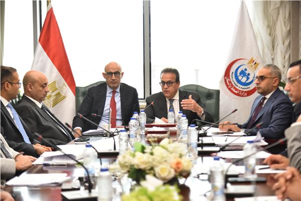 نائب رئيس مجلس الوزراء وزير الصحة يعقد اجتماعا مع وزير التربية والتعليم