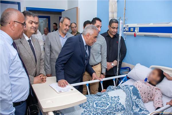 رئيس جامعة طنطا يزور الطالبات اللاتي تعرضن لحالات الإغماء بسبب درجات الحرارة