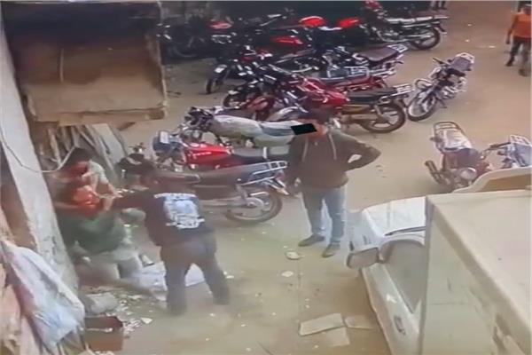  قيام بعض الأشخاص بالتعدى على آخر